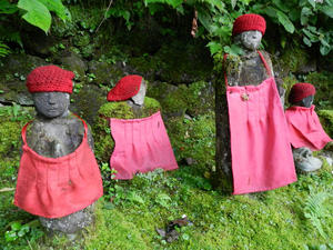 Jizo con bavaglini e cappellini